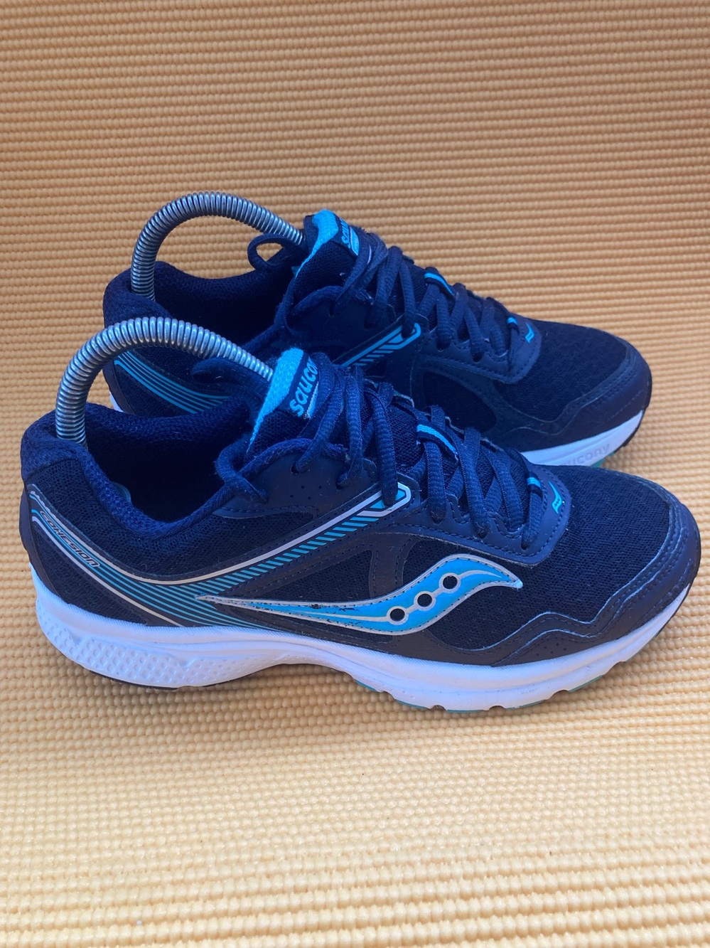Saucony Navy with Teal Accent Running Shoe Womens size 7.5